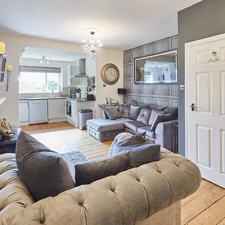 Host & - 2, 15 Prospect Hill Whitby