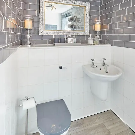 Host & - 2, 15 Prospect Hill Apartment